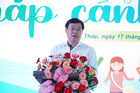 Chắp cánh ước mơ vươn tới tương lai cho học sinh miền Tây- Ảnh 4. Ông Lê Quốc Phong - ủy viên Ban Chấp hành Trung ương Đảng, bí thư Tỉnh ủy Đồng Tháp - chia sẻ nhiều tình cảm đối với những chương trình ý nghĩa của báo Tuổi Trẻ - Ảnh: ĐẶNG TUYẾT