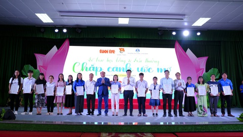 Chắp cánh ước mơ vươn tới tương lai cho học sinh miền Tây- Ảnh 6. Ông Lê Quốc Phong - bí thư Tỉnh ủy Đồng Tháp và ông Nguyễn Minh Đức - hiệu trưởng Trường đại học Văn Hiến - trao giải cho các tác giả có bài viết hay gửi về học bổng Chắp cánh ước mơ - Ảnh: ĐẶNG TUYẾT