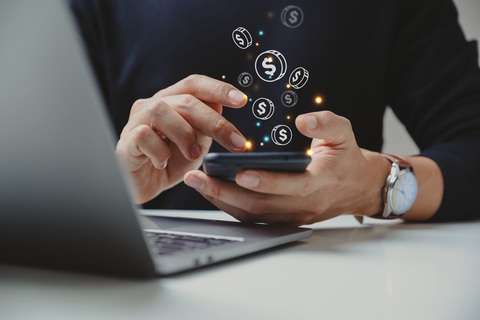 Chọn chứng khoán, vàng hay gửi tiết kiệm online?- Ảnh 1. Đến cuối tháng 3-2024, tổng tiền gửi của khách hàng tại hệ thống ngân hàng là hơn 13,3 triệu tỉ đồng, tăng gần 143 nghìn tỉ so với tháng 2 - Ảnh: EIB