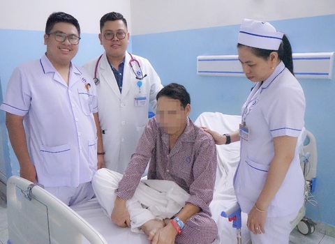 Cứu sống một người đàn ông đột ngột ngã lăn xuống đất và ngừng thở- Ảnh 1. Anh H. bị đột ngột ngã lăn xuống đất và ngừng thở đã được các bác sĩ cứu sống - Ảnh: BVCC