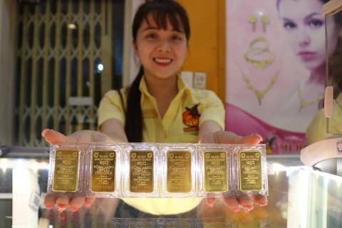 Giá vàng Ngân hàng Nhà nước cách giá thế giới chỉ 140.000 đồng- Ảnh 1. Giá vàng thế giới quy đổi hiện đã ở mức 75,84 triệu đồng/lượng - Ảnh: NGỌC PHƯỢNG