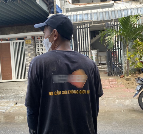 Logo 'lạ' xuất hiện trên áo của người đi đường, thợ hồ tại Đà Nẵng- Ảnh 2. Một người lao động mặc áo có in logo quảng cáo web cờ bạc trực tuyến - Ảnh: B.D.