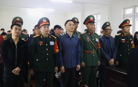 Xét xử phúc thẩm Phan Quốc Việt và nhóm cựu sĩ quan trong vụ án tại Học viện Quân y- Ảnh 1. Các bị cáo trong phiên tòa sơ thẩm - Ảnh: DANH TRỌNG