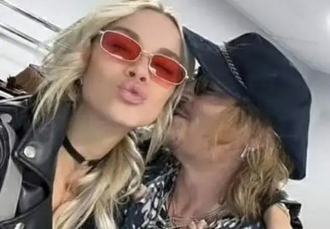 Johnny Depp hẹn hò bạn gái kém 33 tuổi- Ảnh 2. Xuất hiện bên nhau tình tứ cùng hình ảnh công khai khắp các mạng xã hội, Johnny Depp và bạn gái mới kém 33 tuổi vẫn không xem nhau là
