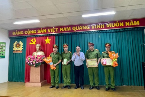 Bắt hai thanh niên giật dây chuyền khách nữ vừa xuống taxi- Ảnh 2. Chủ tịch UBND quận 11 Nguyễn Trần Bình đã khen thưởng nóng cho 2 tập thể Đội cảnh sát hình sự; Đội điều tra tổng hợp Công an quận 11 - Ảnh: Công an cung cấp