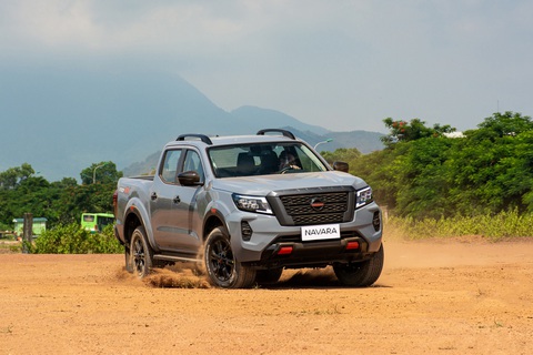 Nissan Navara 2024 ra mắt Việt Nam, bổ sung phiên bản, giá từ 685 triệu đồng- Ảnh 7. Nissan Navara 2024 tiếp tục sử dụng máy dầu 2.3L tăng áp kép, sản sinh 190 mã lực và 450Nm mô-men xoắn, đi cùng hộp số tự động 7 cấp và núm gài cầu điện tử ở cấu hình dẫn động 4 bánh.