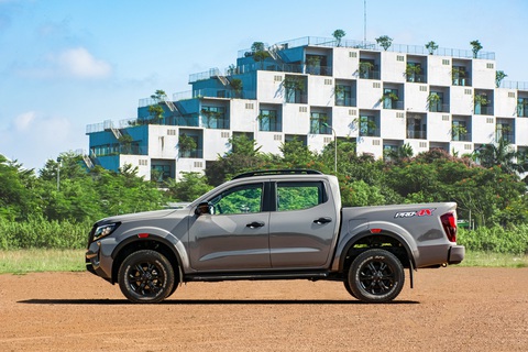 Nissan Navara 2024 ra mắt Việt Nam, bổ sung phiên bản, giá từ 685 triệu đồng- Ảnh 8. Các trang bị an toàn gồm camera 360 độ tích hợp tính năng offroad monitor, cảm biến sau, hỗ trợ phanh (ABS, EBD, BA), cân bằng điện tử, hỗ trợ khởi hành ngang dốc/đổ đèo, 6 túi khí... Người dùng có thể hụt hẫng khi xe vẫn chưa có những tính năng an toàn nâng cao (ADAS) như đối thủ Ford Ranger hay Mitsubishi Triton.