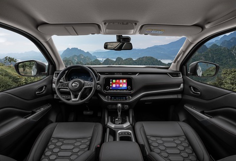 Nissan Navara 2024 ra mắt Việt Nam, bổ sung phiên bản, giá từ 685 triệu đồng- Ảnh 4. Cabin thay đổi nhẹ với vô lăng 3 chấu tích hợp nhiều nút bấm, ghế bọc da, màn hình giải trí trung tâm 8 inch kết nối Apple CarPlay/Android Auto (trên 2 bản cao cấp). Bản tiêu chuẩn dùng ghế nỉ và không có màn hình giải trí. Bản Navara EL 2WD Nâng cấp giá 699 triệu đồng có thêm trang bị màn hình giải trí 10 inch, bệ bước chân và lót thùng hàng ở phía sau.