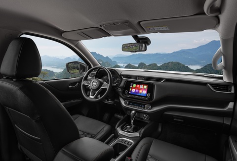 Nissan Navara 2024 ra mắt Việt Nam, bổ sung phiên bản, giá từ 685 triệu đồng- Ảnh 6. Ngoài ra, cửa kính xe cũng là loại kính cách âm chuyên dụng, bao gồm 2 lớp kính bên ngoài và 1 lớp màng giảm âm chính giữa.