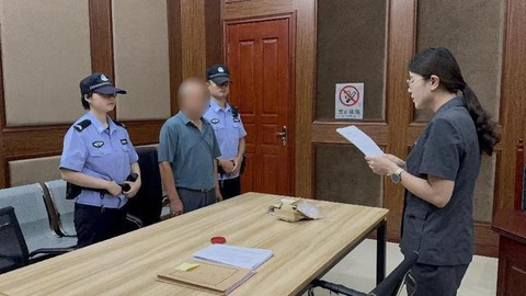 Đem tiền xu đi nộp phạt, người đàn ông tiếp tục bị phạt- Ảnh 2. Cuối cùng, người đàn ông tiếp tục bị phạt vì tội làm phiền.
