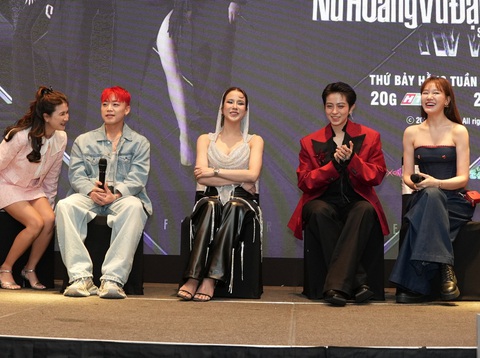 Hari Won phản hồi ý kiến 'không có chuyên môn chấm show vũ đạo'- Ảnh 3. Host Gil Lê và dàn giám khảo Hari Won, Diệp Lâm Anh và vũ công Woo Tae tại sự kiện