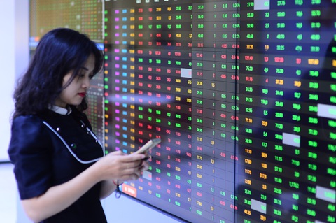 Chứng khoán bất ngờ rơi sâu, cổ phiếu ‘vua’ cứu thị trường- Ảnh 1. VN-Index có lúc rơi gần 25 điểm trong phiên giao dịch hôm nay - Ảnh: QUANG ĐỊNH