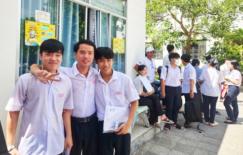 Chàng thủ khoa thích ra đề toán 'đố các bạn'- Ảnh 4. Thí sinh dự thi tốt nghiệp THPT 2024 tại điểm thi Trường THPT chuyên Nguyễn Bỉnh Khiêm, TP Tam Kỳ - Ảnh: LÊ TRUNG
