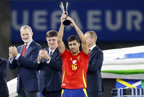 Rodri sáng cửa đoạt Quả bóng vàng 2024- Ảnh 1. Rodri nhiều khả năng sẽ giành danh hiệu Quả bóng vàng 2024 - Ảnh: Reuters
