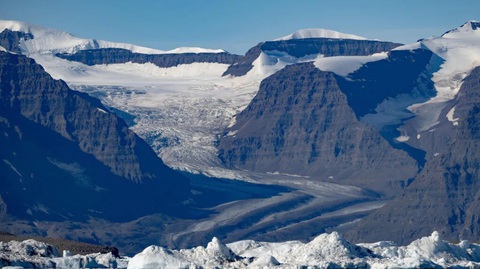 Ngày dài ra với tốc độ 'chưa từng có' khi băng tan ở 2 cực- Ảnh 1. Sông băng tại Greenland đã tan chảy một phần - Ảnh: AFP