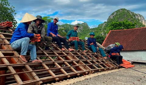 Xin từng viên ngói về lợp lại nhà cho bệnh binh nghèo, cách tri ân của giới trẻ Quảng Bình- Ảnh 2. Để tiết kiệm chi phí, các bạn trẻ tại địa phương đã được huy động để tham gia lợp mái nhà - Ảnh: QUỐC NAM