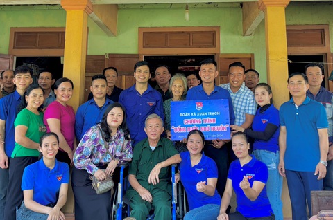 Xin từng viên ngói về lợp lại nhà cho bệnh binh nghèo, cách tri ân của giới trẻ Quảng Bình- Ảnh 3. Niềm vui lớn của người cựu binh già trong dịp lễ kỷ niệm 27-7 này là có một mái nhà vững chãi trước mùa mưa - Ảnh: QUỐC NAM