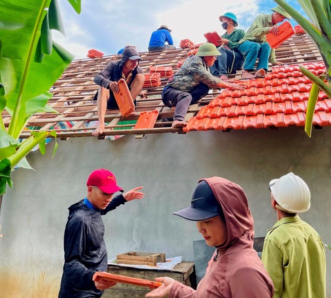 Xin từng viên ngói về lợp lại nhà cho bệnh binh nghèo, cách tri ân của giới trẻ Quảng Bình- Ảnh 1. Các bạn trẻ Xã Đoàn Xuân Trạch (Bố Trạch, Quảng Bình) cùng các đoàn thể địa phương mua ngói mới đến lợp lại mái nhà cho bệnh binh Trần Minh Tiệu, nhân dịp kỷ niệm Ngày Thương binh liệt sĩ - Ảnh: QUỐC NAM