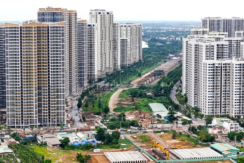Giải ngân đầu tư công: Không được chậm trễ nữa- Ảnh 1. Tuyến đường vành đai 3 đoạn qua TP Thủ Đức (TP.HCM) vẫn dang dở (ảnh chụp ngày 16-7) - Ảnh: PHƯƠNG QUYÊN