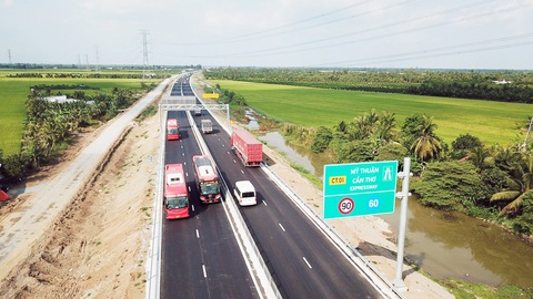 Để miền Tây thoát vùng trũng cao tốc- Ảnh 1. Cao tốc Mỹ Thuận - Cần Thơ vừa đưa vào khai thác. Theo kế hoạch, đến năm 2025 ĐBSCL dự kiến có 600km đường cao tốc - Ảnh: CHÍ QUỐC