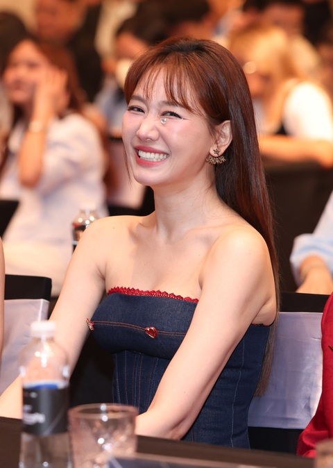 Hari Won phản hồi ý kiến 'không có chuyên môn chấm show vũ đạo'- Ảnh 4. Hari Won được ông xã Trấn Thành nhận xét có năng khiếu nhảy và ủng hộ làm giám khảo.