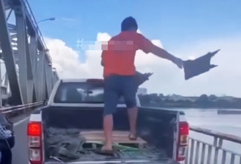 Dừng ô tô trên cầu Chương Dương để vứt rác xuống sông Hồng: Ý thức ở đâu?- Ảnh 1. Người đàn ông vứt rác xuống sông Hồng - Ảnh: Công an cung cấp
