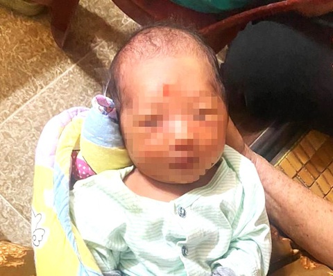 Bé trai sơ sinh bị bỏ rơi cùng với lá thư của người mẹ: 'Mẹ xin lỗi con'- Ảnh 1. Bé trai được phát hiện trước nhà dân ở Hà Tĩnh - Ảnh: H.A.