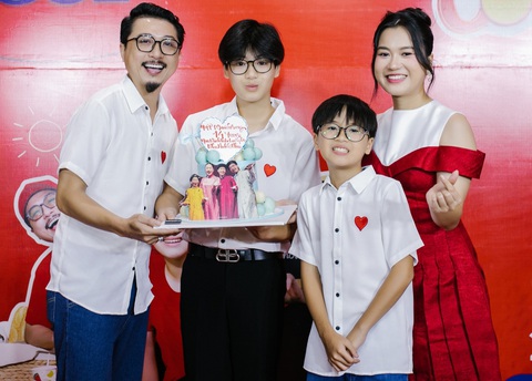 Đây là lần hiếm hoi hai con của cặp diễn viên đi sự kiện cùng bố mẹ. Bánh Mì năm nay 13 tuổi, ra dáng thanh niên còn Xá Xị 11 tuổi, chuẩn bị vào cấp Hai. Đây là lần hiếm hoi hai con của cặp diễn viên đi sự kiện cùng bố mẹ. Bánh Mì năm nay 13 tuổi, ra dáng thanh niên, còn Xá Xị 11 tuổi, chuẩn bị vào cấp 2.