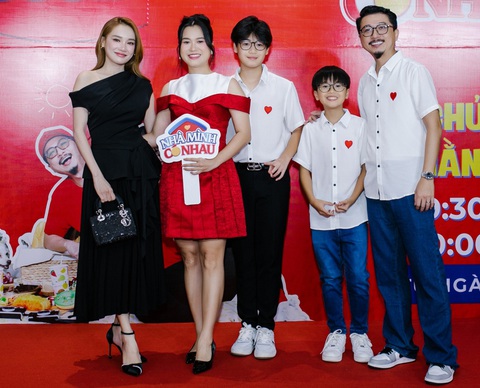 Diễn viên Nhã Phương mảnh mai trong bộ đầm đen phối hợp phụ kiện túi xách hàng hiệu và giày cao gót ton sur ton. Nữ diễn viên có mặt tại sự kiện để chúc mừng gia đình Lâm Vỹ Dạ - Hứa Minh Đạt làm host show truyền hình mới. Diễn viên Nhã Phương mảnh mai trong bộ đầm đen phối hợp phụ kiện túi xách hàng hiệu và giày cao gót ton sur ton. Nữ diễn viên có mặt tại sự kiện để chúc mừng gia đình Lâm Vỹ Dạ - Hứa Minh Đạt làm host show truyền hình mới.