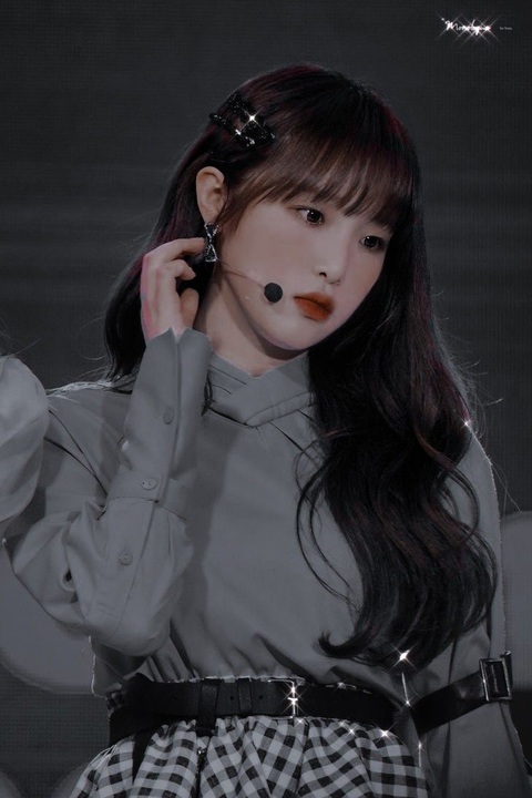 Choi Ye Na, một ca sĩ solo và cựu thành viên IZ_ONE trước đó cũng đã xuất hiện trên một chương trình giải trí trực tuyến và đề cập đến mức lương của mình Choi Ye Na, một ca sĩ solo và cựu thành viên IZ*ONE trước đó cũng đã xuất hiện trên một chương trình giải trí trực tuyến và đề cập đến mức lương của mình
