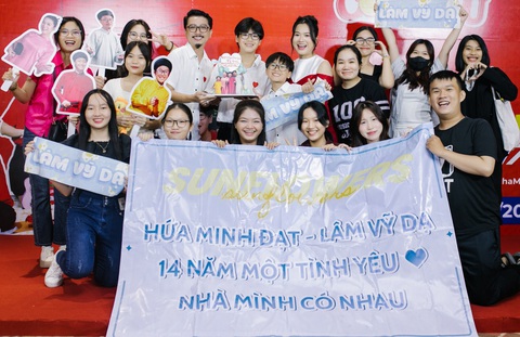 Gia đình Lâm Vỹ Dạ - Hứa Minh Đạt chụp ảnh cùng các fan. Gia đình Lâm Vỹ Dạ - Hứa Minh Đạt chụp ảnh cùng người hâm mộ