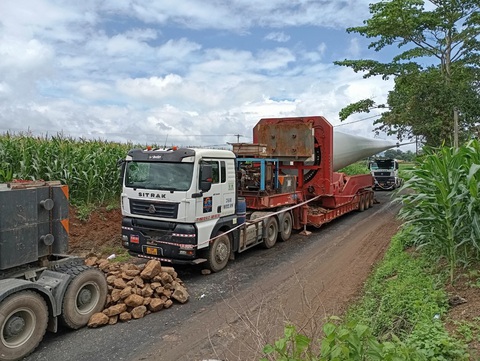 Dân chia ca canh giữ, không cho đoàn xe chở cánh quạt điện gió di chuyển- Ảnh 1. Người dân xã Ia Le, huyện Chư Pưh, Gia Lai, đổ đá chặn đoàn xe tải chở cánh quạt điện gió vào Nhà máy điện gió Ia Le 1 - Ảnh: B.A.