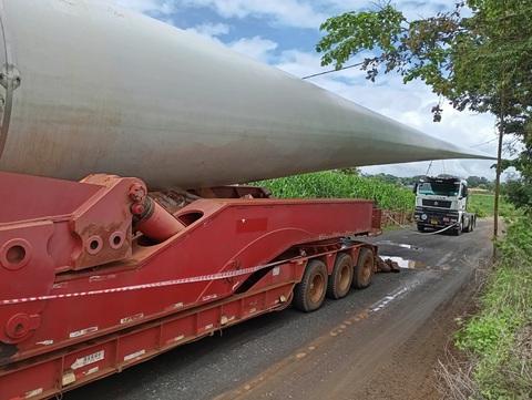 Dân chia ca canh giữ, không cho đoàn xe chở cánh quạt điện gió di chuyển- Ảnh 3. Cánh quạt điện gió được xe tải đưa vào thay thế trụ tuốc bin gió hư hỏng tại Nhà máy điện gió Ia le 1 - Ảnh: B.A.