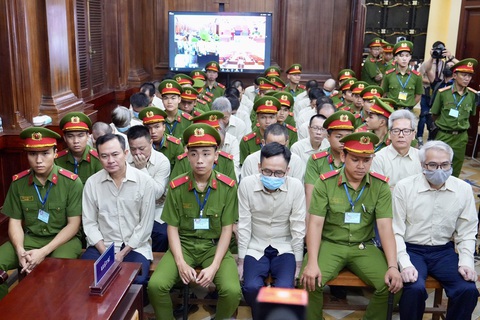 Sáng nay xét xử đại án Cục Đăng kiểm Việt Nam, 254 bị cáo hầu tòa- Ảnh 2. Các bị cáo tại phiên tòa sáng 18-7 - Ảnh: HỮU HẠNH