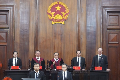 Sáng nay xét xử đại án Cục Đăng kiểm Việt Nam, 254 bị cáo hầu tòa- Ảnh 1. Họi đồng xét xử phiên tòa - Ảnh: HỮU HẠNH