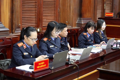 Sáng nay xét xử đại án Cục Đăng kiểm Việt Nam, 254 bị cáo hầu tòa- Ảnh 3. Đại diện Viện kiểm sát tham gia phiên tòa - Ảnh: HỮU HẠNH
