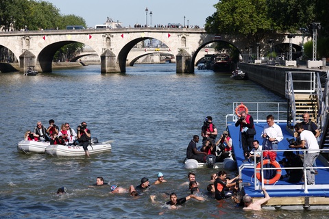 Thị trưởng Paris bơi trên sông Seine để chứng minh độ sạch của Olympic 2024- Ảnh 2. Việc làm sạch sông Seine là một nỗ lực lâu dài của chính quyền thành phố Paris - Ảnh: REUTERS
