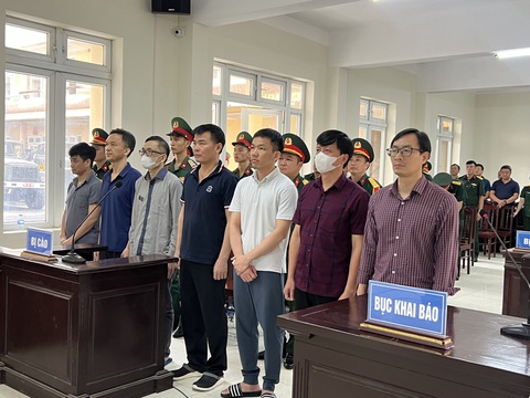 Tòa giảm án cho cả 4 cựu sĩ quan Học viện Quân y trong vụ kit xét nghiệm Việt Á- Ảnh 2. Các bị cáo tại tòa - Ảnh: DANH TRỌNG