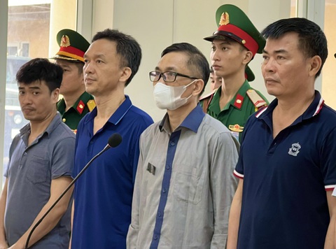 Tòa giảm án cho cả 4 cựu sĩ quan Học viện Quân y trong vụ kit xét nghiệm Việt Á- Ảnh 1. Các bị cáo Phan Quốc Việt, Hồ Anh Sơn, Trịnh Thanh Hùng... (từ trái qua) nghe tòa tuyên án - Ảnh: DANH TRỌNG