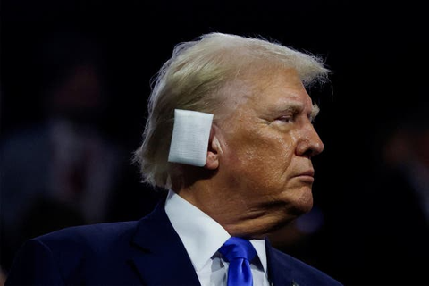 Hình ảnh ông Trump xuất hiện với chiếc băng gạc trên tai ngày 15-7 đã tạo nên một cơn sốt - Ảnh: REUTERS Hình ảnh ông Trump xuất hiện với chiếc băng gạc trên tai ngày 15-7 đã tạo nên một cơn sốt - Ảnh: REUTERS