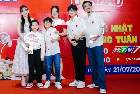 Ca sĩ Thu Thủy cùng con trai hội ngộ nhà Lâm Vỹ Dạ - Hứa Minh Đạt. Ca sĩ Thu Thủy cùng con trai hội ngộ nhà Lâm Vỹ Dạ - Hứa Minh Đạt.