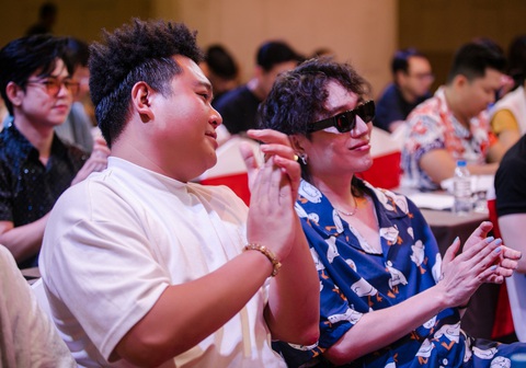 Vợ chồng Hứa Minh Đạt 'bỏ phố về quê' cùng hai con trai- Ảnh 9. Rapper Yuno BigBoy (áo trắng) và nhạc sĩ Châu Đăng Khoa