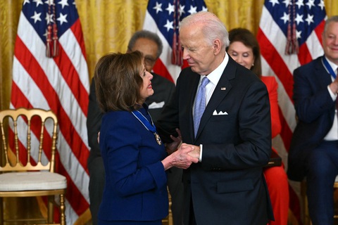 CNN: Bà Pelosi nói ông Biden không thắng nổi ông Trump- Ảnh 1. Tổng thống Mỹ Joe Biden trao Huân chương Tự do của tổng thống cho cựu chủ tịch Hạ viện Nancy Pelosi tại Nhà Trắng ở Washington, Mỹ, ngày 3-5 - Ảnh: AFP