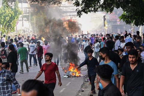 Người biểu tình trên đường phố ở thủ đô Dhaka của Bangladesh ngày 18-7 - Ảnh: AFP Người biểu tình trên đường phố ở thủ đô Dhaka của Bangladesh ngày 18-7 - Ảnh: AFP