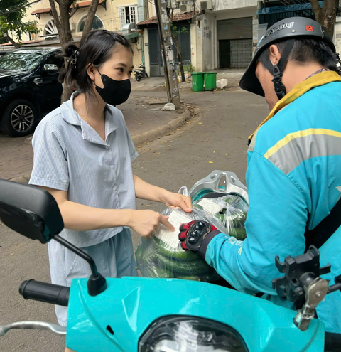 Những nơi ở xa, Ngọc gửi hàng qua các anh shipper - Ảnh: NVCC Những nơi ở xa, Ngọc gửi hàng qua các anh shipper - Ảnh: NVCC