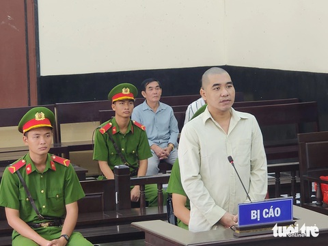 Ghen tuông dùng dao sát hại bạn đồng tính- Ảnh 1. Bị cáo Trần Minh Tâm tại phiên tòa xét xử sơ thẩm - Ảnh: HOÀI THƯƠNG