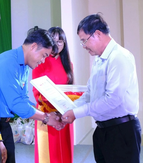 Ông Nguyễn Tấn Hoàng - phó giám đốc Sở Thông tin và Truyền thông tỉnh Đồng Tháp - trao giải cho các tác giả - Ảnh: ĐẶNG TUYẾT Ông Nguyễn Tấn Hoàng - phó giám đốc Sở Thông tin và Truyền thông tỉnh Đồng Tháp - trao giải cho các tác giả - Ảnh: ĐẶNG TUYẾT