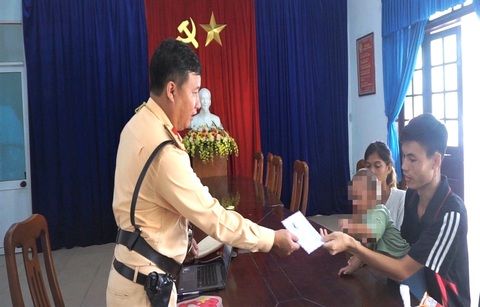 Vợ chồng công nhân cùng con nhỏ bị nhà xe bỏ rơi vì không có tiền: Cảm ơn CSGT Đà Nẵng đã giúp đỡ- Ảnh 1. Cán bộ, chiến sĩ cảnh sát giao thông Đà Nẵng quyên góp, hỗ trợ gia đình anh Duy - Ảnh: H.B.