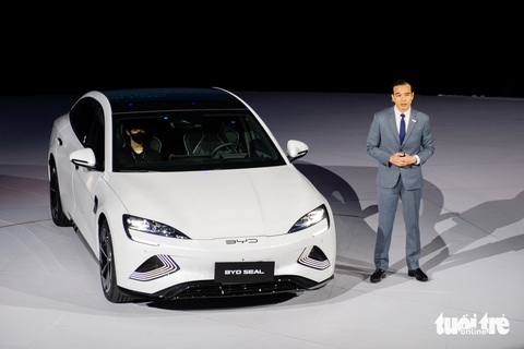 BYD Việt Nam chốt giá 3 xe từ 659 triệu đồng, đi được 400-520km/sạc, không có trạm sạc riêng- Ảnh 18. Xe được bảo hành 6 năm hoặc 150.000km (tùy thuộc điều kiện nào tới trước), pin được bảo hành 8 năm hoặc 160.000km. Với những khách hàng đặt mua BYD Seal trong thời gian đầu, hãng xe sẽ tặng thêm 1 thiết bị sạc cầm tay, 1 bộ sạc treo tường công suất 7 kWh (có hỗ trợ lắp đặt) và 1 thiết bị chuyển đổi điện - Ảnh: LINH ĐAN
