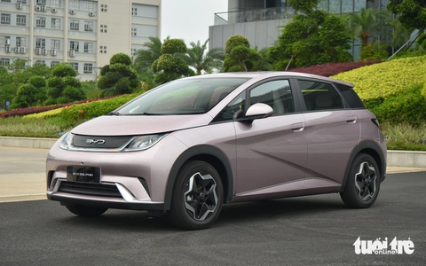 BYD Việt Nam chốt giá 3 xe từ 659 triệu đồng, đi được 400-520km/sạc, không có trạm sạc riêng- Ảnh 17. Hiện tại, xe của BYD có thể sạc nhanh tại các trụ sạc đặt ở đại lý. Ngoài ra, một số đơn vị thứ 3 cũng đang cung cấp trụ sạc cho xe điện không phải VinFast, ví dụ như EV One - Ảnh: LÊ HOÀNG
